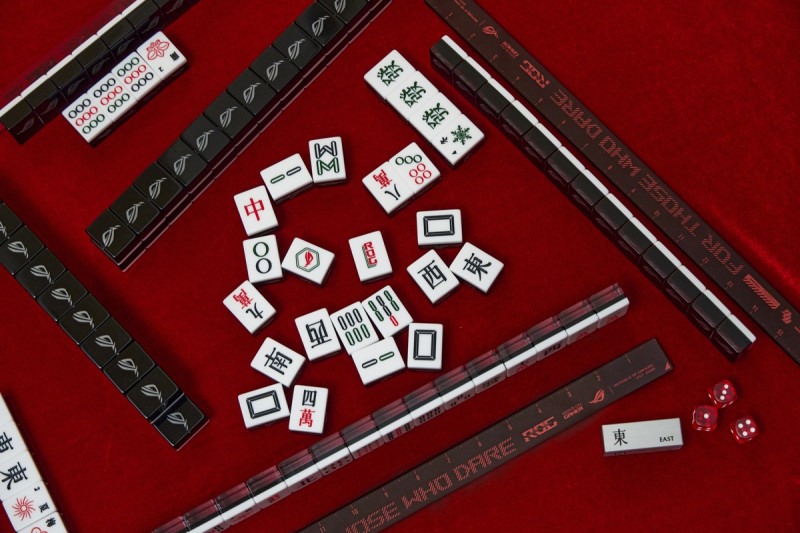  「ROG漂浮麻將」中「一筒」、「一條」牌面藏有ROG LOGO小驚喜；搭配充滿ROG設計語彙的牌尺、紅色骰子、金屬方向環 圖：ROG/提供 