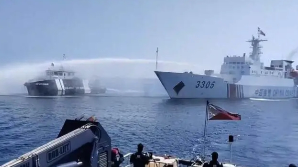 中國海警船朝菲律賓船隻發射水砲。   圖 : 翻攝自騰訊網/躬耕牛