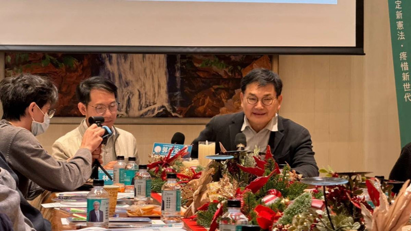 前高雄市議員吳益政(右)出席回答學生提問。 圖說:郭倍宏競總/提供
