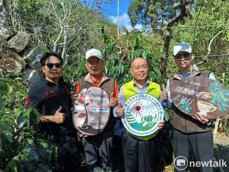 宇瞻科技認養咖啡樹，董事長陳益世至古峰咖啡莊園掛牌。   唐復年/攝