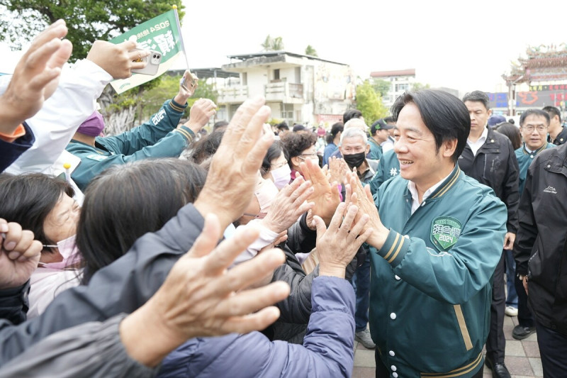 目前民進黨總統候選人、副總統賴清德（右）民調領先。   圖：翻攝自賴清德臉書