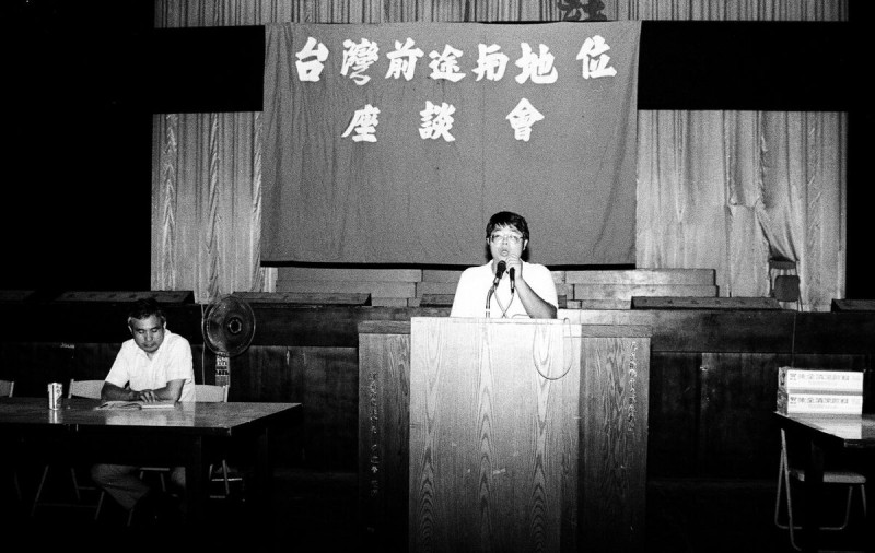  1988年蔡文旭與民進黨第二任主席，全台舉辦台灣前途與地位座談會。 圖：邱萬興攝影。 