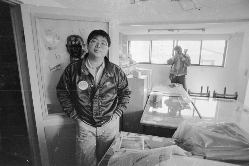  1988年蔡文旭擔任民進黨中央黨部文宣部幹事，攝於《民進報》編輯部。 圖：邱萬興攝影。 