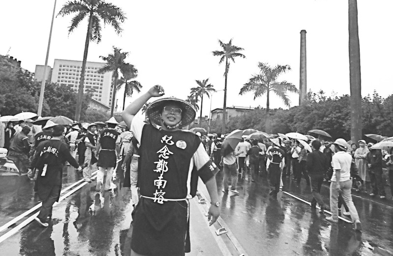 1989年 5 月 19 日蔡文旭參加台灣建國烈士鄭南榕告別式。   圖：邱萬興攝影。