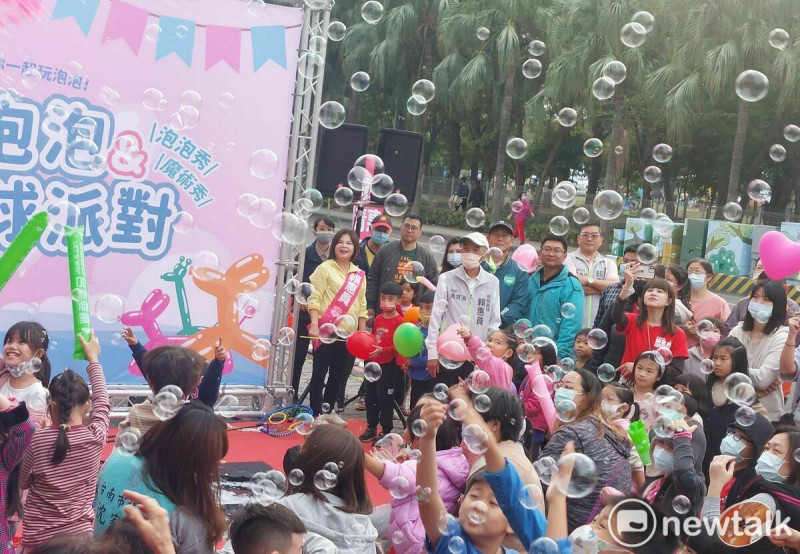 立委大選將至，不同於早年在選前人山人海的造勢大會一場接著一場辦，近年來取而代之的是小型園遊會或親子活動，不僅節省競選成本，也能拉近與中間選民、年輕選民的距離，開拓游離票源。   圖：黃博郎／攝