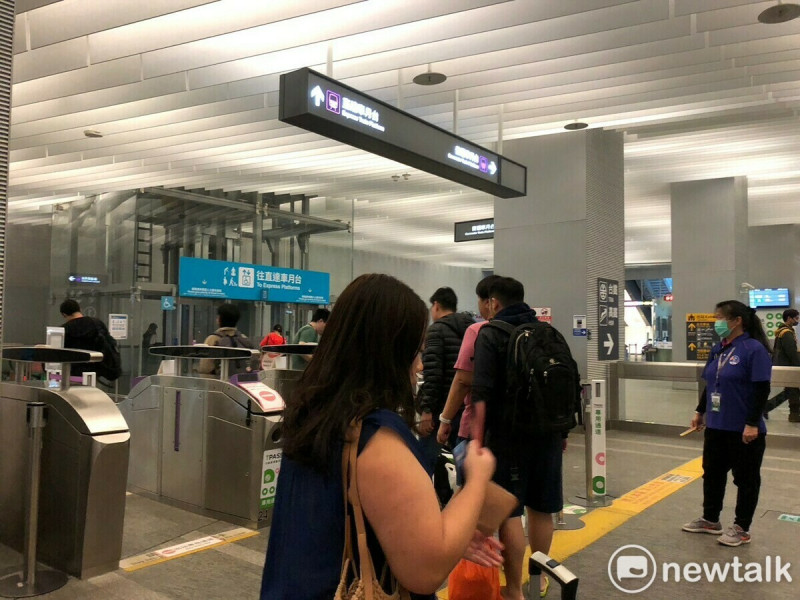 桃園捷運宣布自12月22日起要增開4個班次上班日尖峰時段加班車。   圖：林冠妤／攝（資料照）