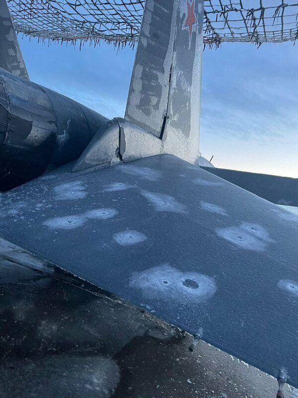 網路上流傳的照片顯示，疑似是「 Su-34 」戰鬥機的飛機在襲擊中受損。   圖：翻攝自X帳號「@ukraine_map」