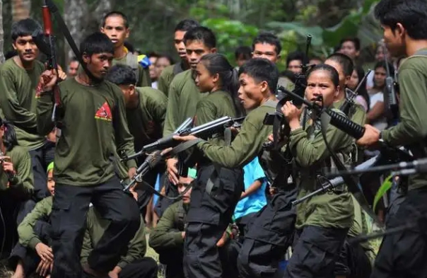 菲律賓國內又爆發出新的衝突，反對派武裝「新人民軍」成員與政府軍爆發衝突，衝突出距離首都馬尼拉僅有 70 公里。   圖 : 翻攝自騰訊網/蔣福偉