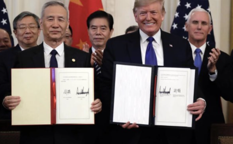 劉鶴多次領導與華盛頓的中美貿易談判。左為前中國國務院副總理劉鶴，右為美國前總統川普。   圖：翻攝自 X 財經真相