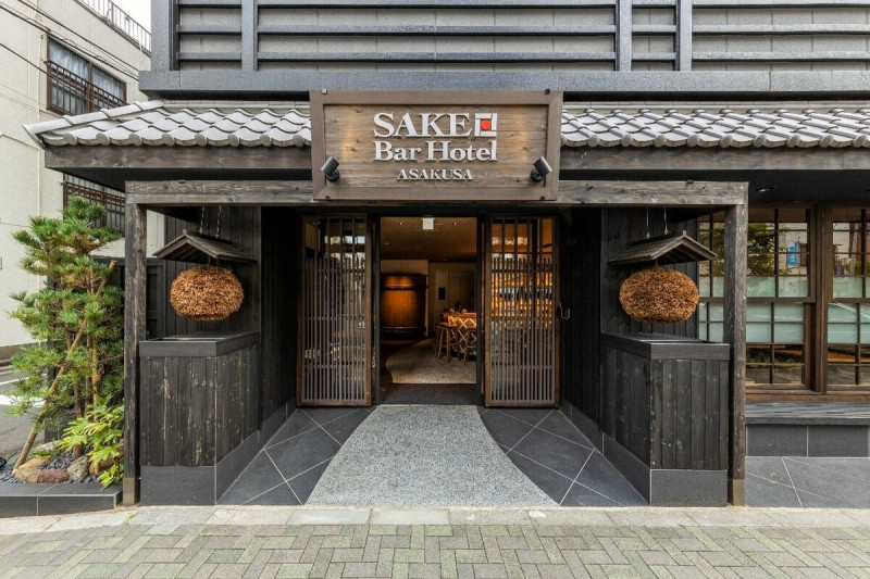 鄰近淺草寺的SAKE Bar Hotel淺草是一家針對外國人觀光客設計的飯店。   圖：©SAKE Bar Hotel ASAKUSA／提供