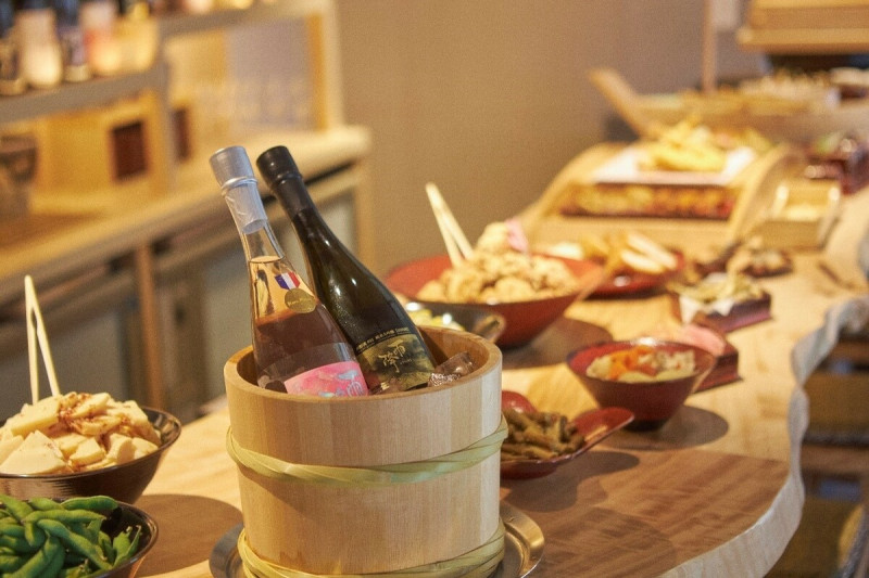 SAKE BAR HOTEL 淺草提供日本酒外，也獻上美味下酒菜。   圖：©SAKE Bar Hotel ASAKUSA／提供