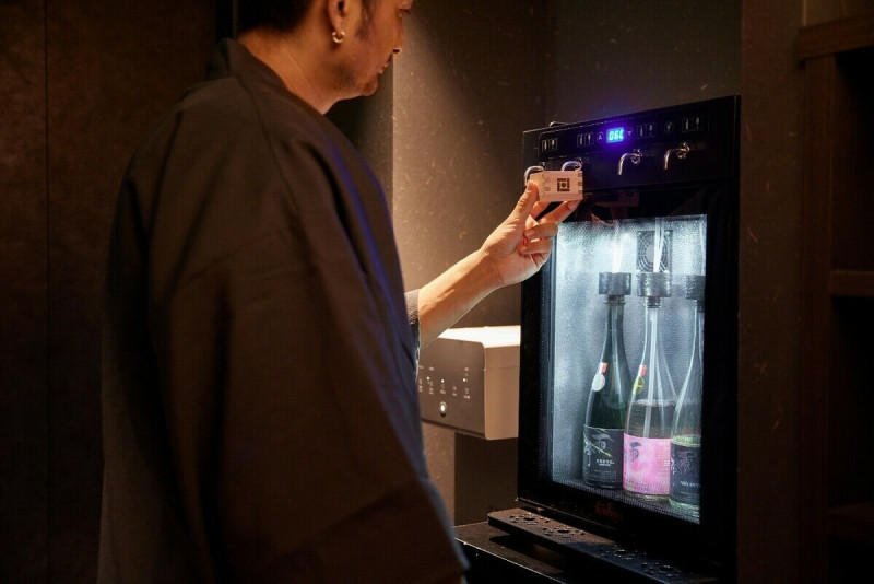 SAKE BAR HOTEL淺草在客房樓層也設有供酒機，讓住客暢飲日本酒。   圖：©SAKE Bar Hotel ASAKUSA／提供