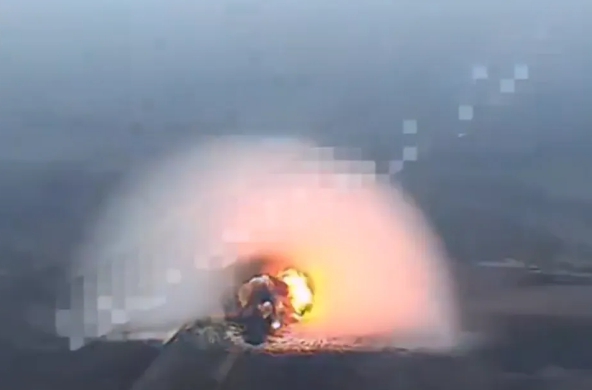 在巴赫穆特的烏軍擊中俄軍彈藥庫，爆炸產生巨大火球。   圖 : 翻攝自湘評中外