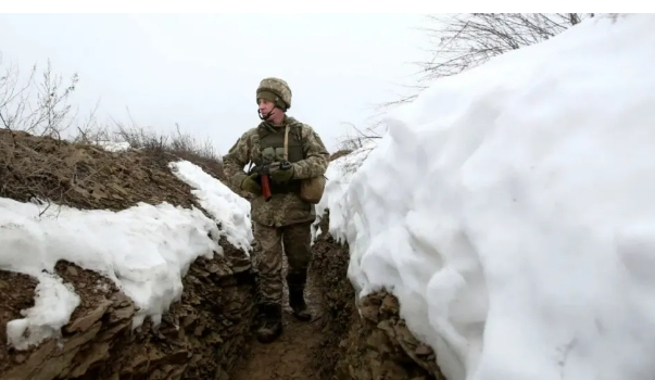 在大雪里的烏軍堅守住壕溝陣地。   圖 : 翻攝自湘評中外
