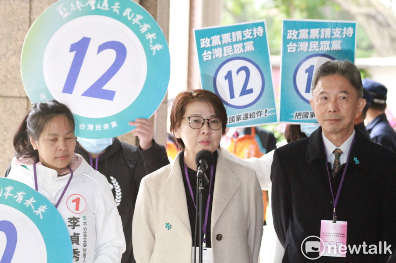 民眾黨總統候選人柯文哲競選總幹事、不分區提名人黃珊珊（中）。   圖：周煊惠 / 攝