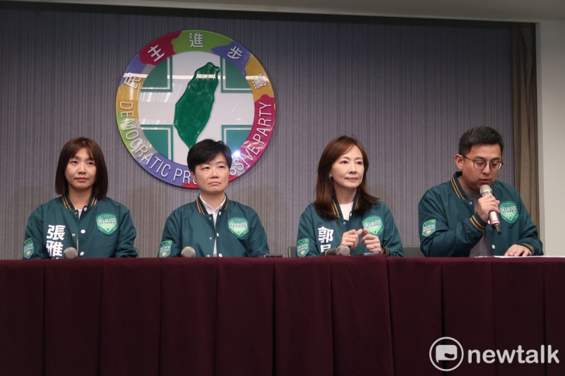 民進黨今(20)日由副秘書長楊懿珊（左二）、發言人卓冠廷（右一）及不分區立委候選人張雅琳、郭昱晴（右二）公布政黨形象CF影片。   圖：林朝億/攝