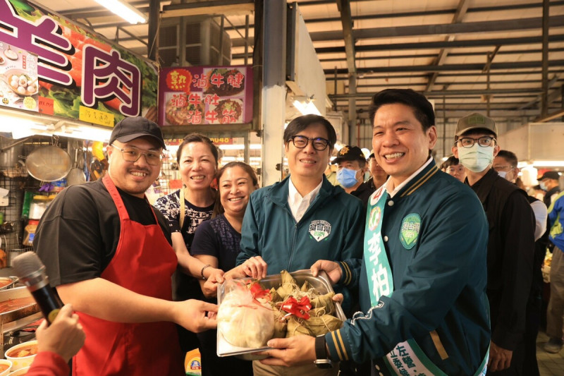 攤商送上象徵「包中」的肉粽給李柏毅(右一)、 圖:李柏毅競總/提供