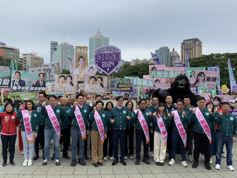 陳其邁(中)陪同高雄八立委參選人至文化中心抽籤。   圖：李昆澤競總/提供