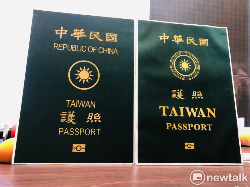 新版護照（右）中的「TAIWAN」放大變粗，方便國人出國免被誤認為中國人；而對比舊版護照（左），「中華民國」的尺寸比例並沒有太大變化。   圖：新頭殼資料照／謝莉慧攝