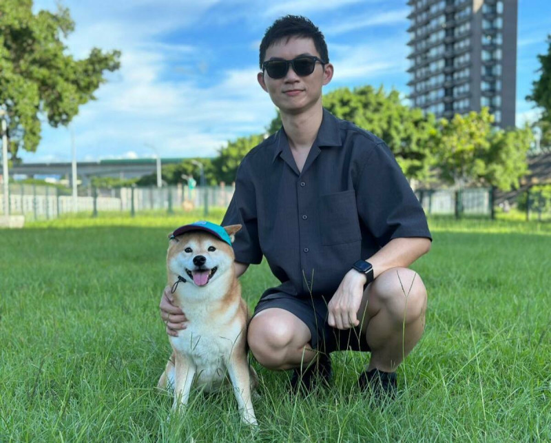 百萬YouTuber「視網膜」時常分享與愛犬「柚子」互動的日常，受許多粉絲喜愛。   圖：翻攝自FB／視網膜 Retina