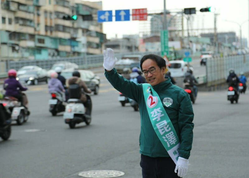 李昆澤站路口爭取選民支持。   圖：李昆澤競總/提供