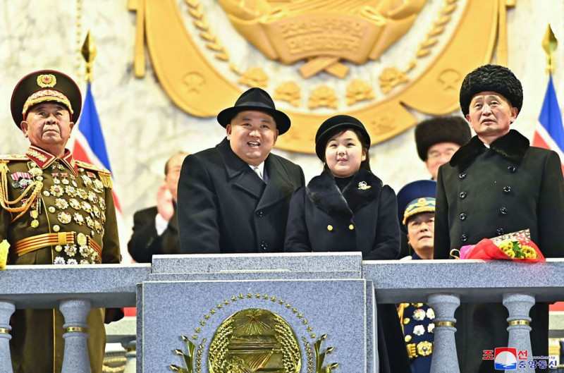 今年 2 月金正恩帶著女兒金珠愛參加朝鮮人民解放軍成立 75 周年的閱兵大會。   圖：翻攝自黑澀泋X帳號