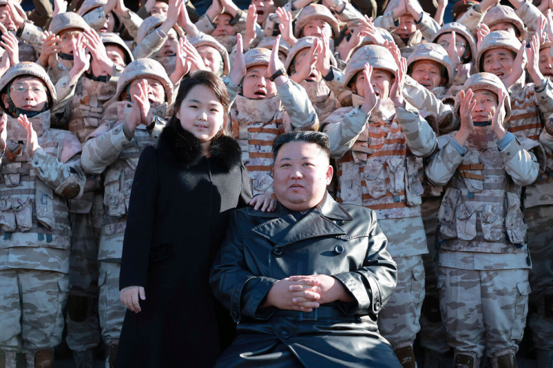 金正恩與金珠愛在一群北韓軍人的歡呼中拍下照片。   圖：翻攝自黑澀泋X帳號