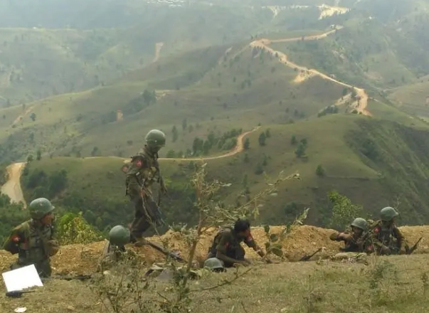 緬軍與反叛軍交戰激烈,雙方互搶制高點。 圖 : 翻攝自雷姐的機械空間 緬軍與反叛軍交戰激烈,雙方互搶制高點。 圖 : 翻攝自雷姐的機械空間
