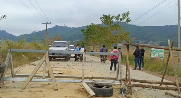 緬軍與反叛軍交戰激烈,道路上隨處可見檢查哨與路障。 圖 : 翻攝自雷姐的機械空間