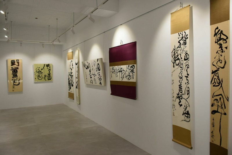 <墨見白>阿卜極書寫個展即日起在涵畫廊展出。 圖:孫家銘攝