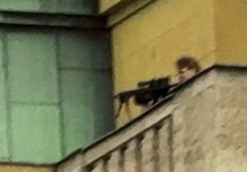 黑衣槍手在四樓高處開槍。   圖：翻攝歐洲之聲推特@V_of_Europe