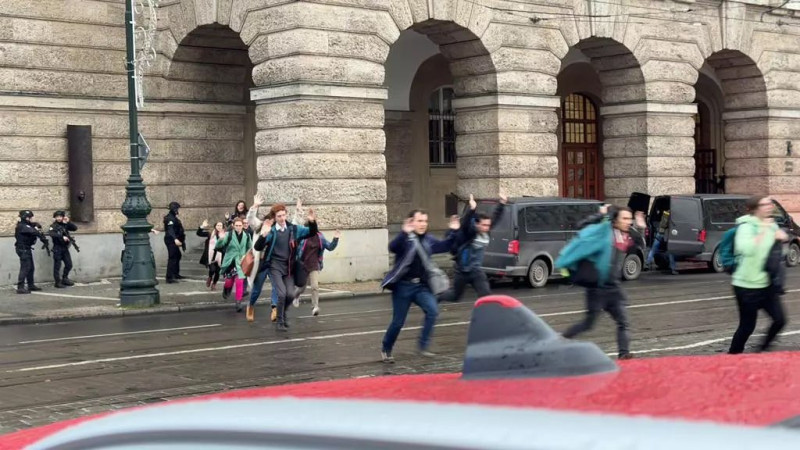 捷克首都布拉格驚傳大學校園槍擊案，民眾驚慌逃跑。   圖：翻攝歐洲之聲推特@V_of_Europe