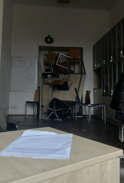 魏斯曼上傳的照片可見，學生把桌椅堆在門口防止槍手入內。   圖：翻攝推特@jakobweizman