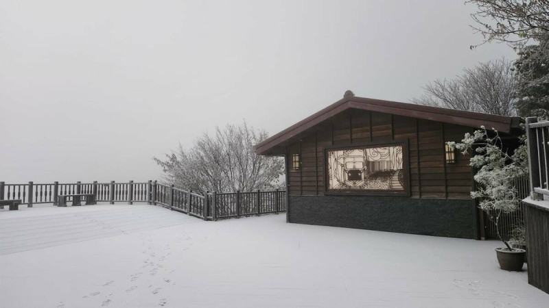 觀景平台雪景。   圖：林業署宜蘭分署／提供