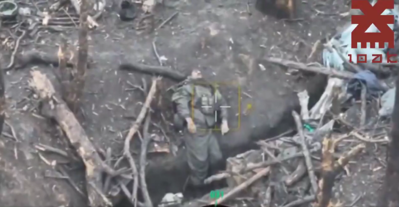 俄軍在烏克蘭阿夫迪夫卡地區發動了浪人衝鋒，烏軍奮力抵抗。從網路影片中可見，大批俄軍的屍體躺在荒野上一動不動。   圖：翻攝自X帳號「@rainbow78521」