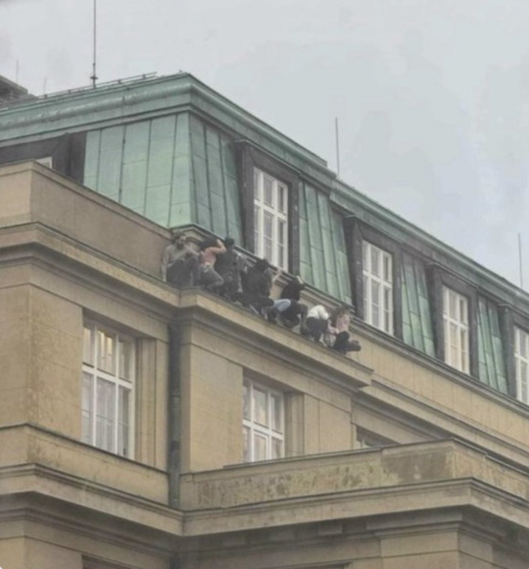布拉格查理大學有學生為了躲避槍手，爬到學校外牆躲藏。   圖：翻攝自 X Morbid Knowledge