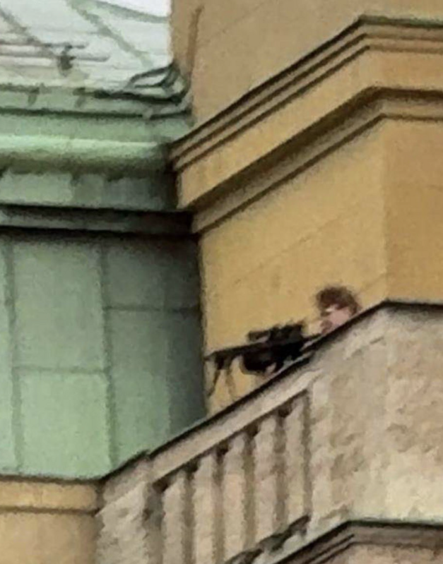 有目擊民眾看到案發時，槍手在屋頂上用槍向布拉格伏爾塔瓦河上的馬內斯橋射擊。   圖：翻攝自 X Redlyfe 