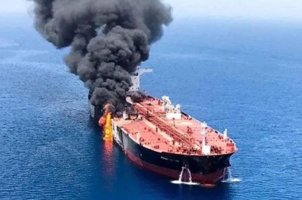 在紅海遭到胡塞組織攻擊的德國船隻冒出濃濃黑煙。   圖 : 翻攝自騰訊網/美洲報姐