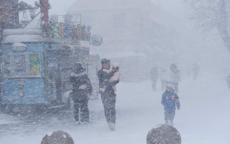 煙台大雪，視線一片白茫茫。   圖 : 翻攝自微博