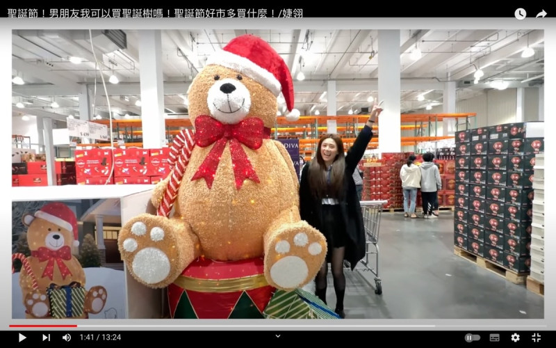 解婕翎看中一隻巨大的聖誕泰迪熊燈飾，央求6tan買下來，但6tan表示泰迪熊太大了家裡放不下。   圖：翻攝自解婕翎YT頻道