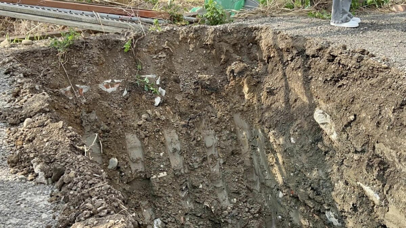 民眾黨總統候選人柯文哲新竹農地違規使用，22日開挖卻發現有鋼筋、水泥塊、紅磚等建築廢棄物。   圖：翻攝卓冠廷臉書