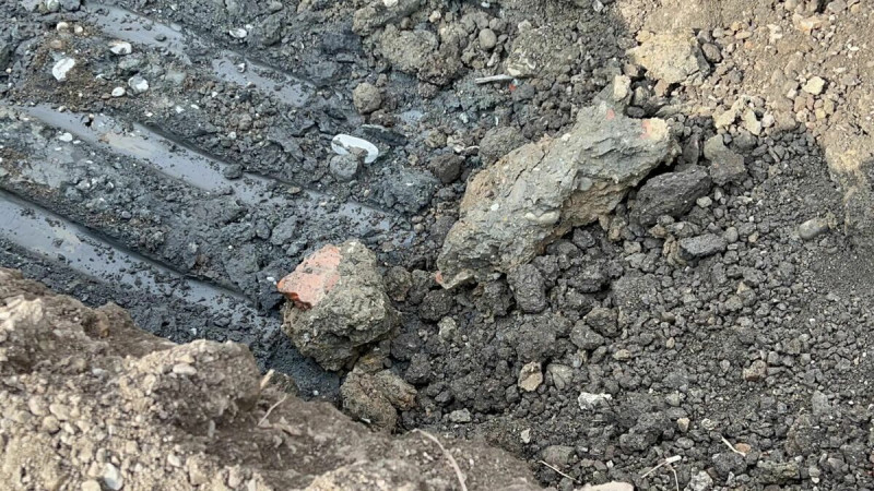 民眾黨總統候選人柯文哲新竹農地違規使用今開挖，卻發現有鋼筋、水泥塊、紅磚等建築廢棄物。   圖：翻攝卓冠廷臉書