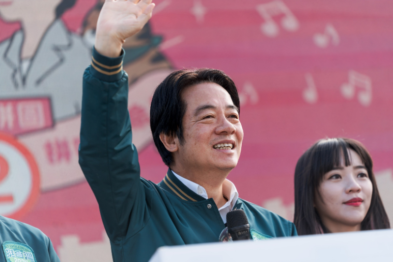 賴清德老家頻頻遭到藍白陣營攻擊，圖為其赴「唱土地的歌 拼咱的希望」環島拼圖高雄造勢。   圖：賴清德競總提供