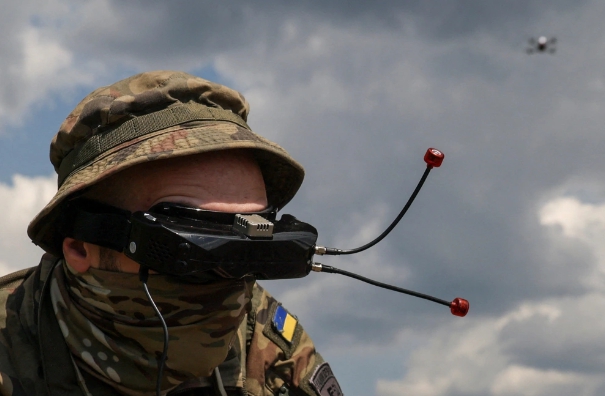 烏軍透過特製視鏡操控無人機攻擊俄軍。   圖 : 翻攝自騰訊網/墨甲戰刃