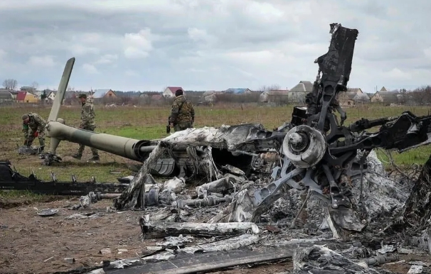 俄軍在戰場上墜毀的直升機。   圖 : 翻攝自騰訊網/墨甲戰刃