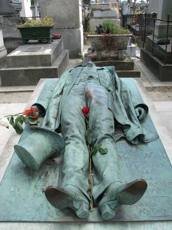 雕像的原型諾瓦爾生前是一名記者，1870年時，諾瓦爾在與拿破崙侄子爭執的過程中被槍殺，被認為反抗暴政的英雄。   圖：翻攝自X帳號「@newsNZcn」