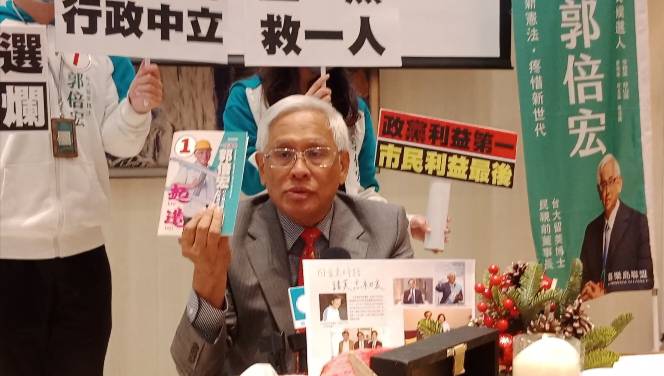郭倍宏手舉「回首來時路，請莫忘初衷」文宣笤曾經的「老朋友」喊話。   圖：郭倍宏競總/提供