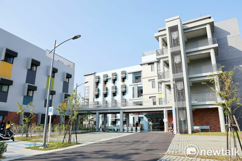台南榮譽國民之家成立71年，為台南在地的榮民榮眷提供服務。103年因配合臺南市政府鐵路地下化及整體都市計畫，辦理台南榮家遷建計畫，由原位於東區文化中心崇明路舊址遷移至平實R7重劃區及永康區網寮北營區現址。   圖：台南市政府提供