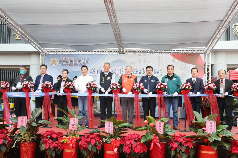 台南榮家新建工程今日正式啟用,國軍退除役官兵輔導委員會主委馮世寬偕同台南市長黃偉哲共同主持開幕啟用典禮,立法委員陳以信、王定宇,台南市議員李鎮國皆到場見證。 圖:台南市政府提供
