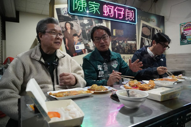 楊烈(左)與陳其邁(右)陪李昆澤(中)逛夜市嚐美食。   圖：李昆澤競總/提供